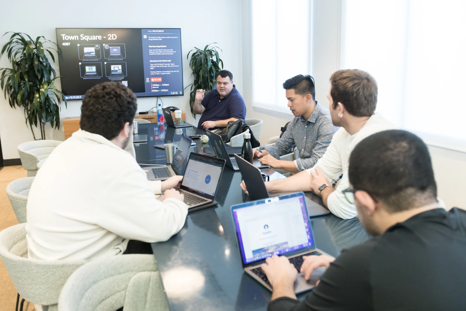 Équipe d'école et organisme de formation E²SN au travail, collaboration et entraide.